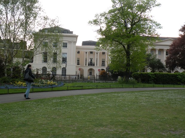  immeuble blanc, lisière de Regent's park
